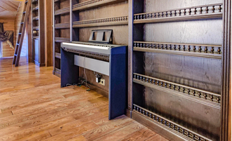 Встроенный шкаф с полками-балюстрадами для тарелок.