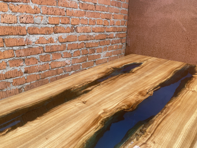 стол из эпоксидной смолы и карагача с двумя озерами