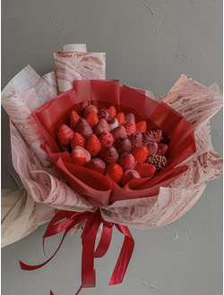 Букет с клубникой «RED MARBLE»