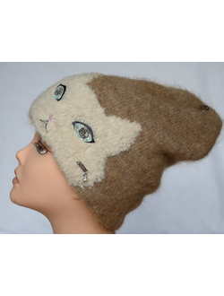 bezhevaya-zhenskaya-vyazanaya-shapka-koshka