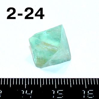 Флюорит натуральный (кристалл) №2-24: 3,5г - 17*17*17мм