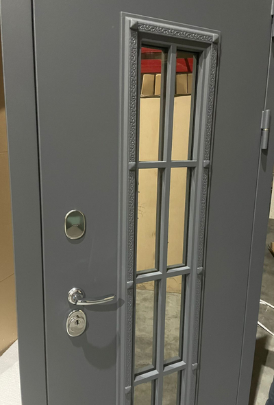 АГОРА 95 (ТРЕХКОНТУРНАЯ). МУАР СЕРЫЙ/ БЕЛЫЙ МАТОВЫЙ. ДВУХКАМЕРНЫЙ СТЕКЛОПАКЕТ. НАДЕЖНАЯ ВХОДНАЯ ДВЕРЬ