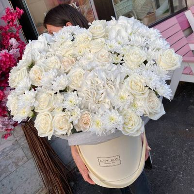 Букет в шляпной коробке микс цветов MAXI №3