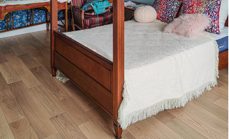 Кровать с балдахином.