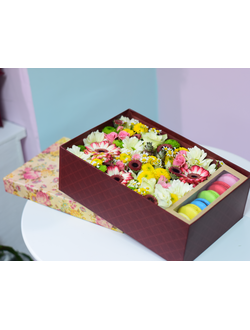 Коробка с цветами и пирожным макаронс
