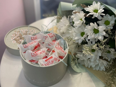 Букет из хризантем с коробочкой конфет