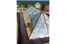 Световой фонарь в крыше загородного дома