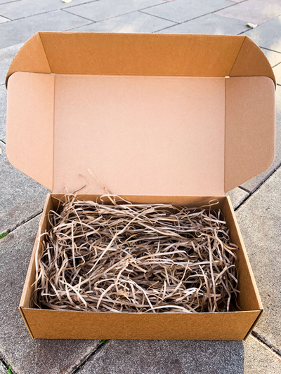 2 штуки - Подарочная коробка с наполнителем КРАФТ и зеленой лентой (32x22x10 см)