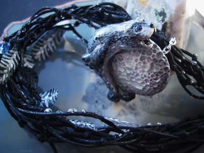 "По лунной дорожке ныряет тюлень", нарядное колье с шёлковыми лепестками