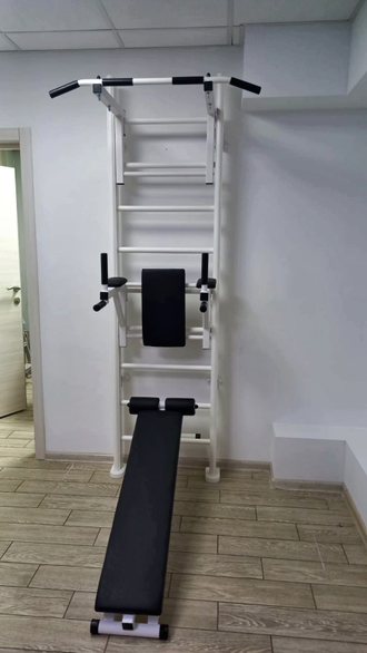 Спортивный комплекс для дома  деревянный. С турником , брусьями и  скамьей для пресса   (Белый)