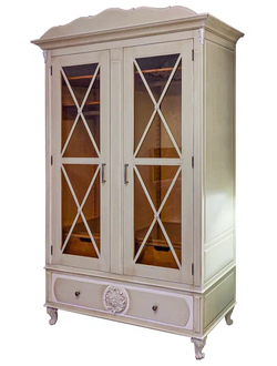 Шкаф для одежды со стеклянными дверьми с перекрестиями.