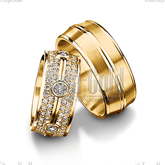 Обручальные кольца широкие из желтого золота с многочисленными бриллиантами в женском кольце с выпук