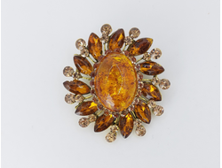 Брошь с медовым янтарем