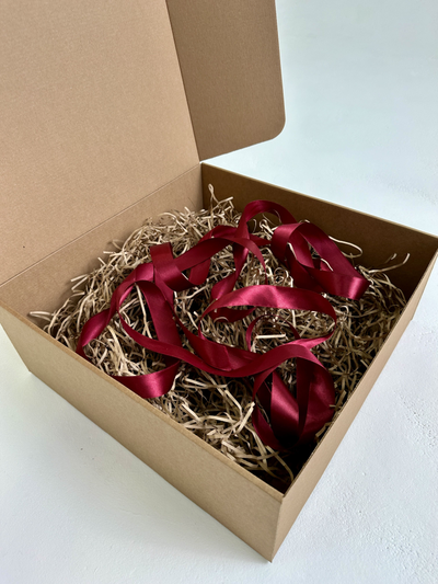 Большая подарочная коробка GILEV 37x37x14 см с бордовой лентой и наполнителем крафт