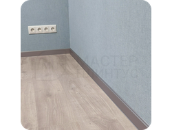 Плинтус ХДФ Dollken Cubu Flex Life 60мм Х 2,5 м 1246 Серебро платина в интерьере 4