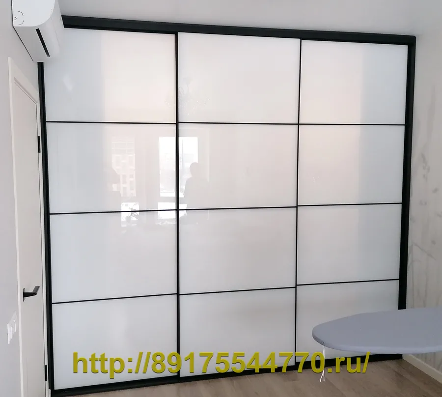 080 Встроенный 3-ех дверный шкаф-купе.