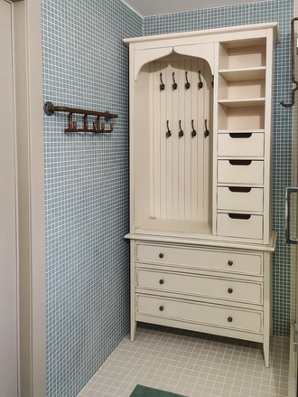 Пенал - стеллаж открытый с крючками и нижними ящиками.