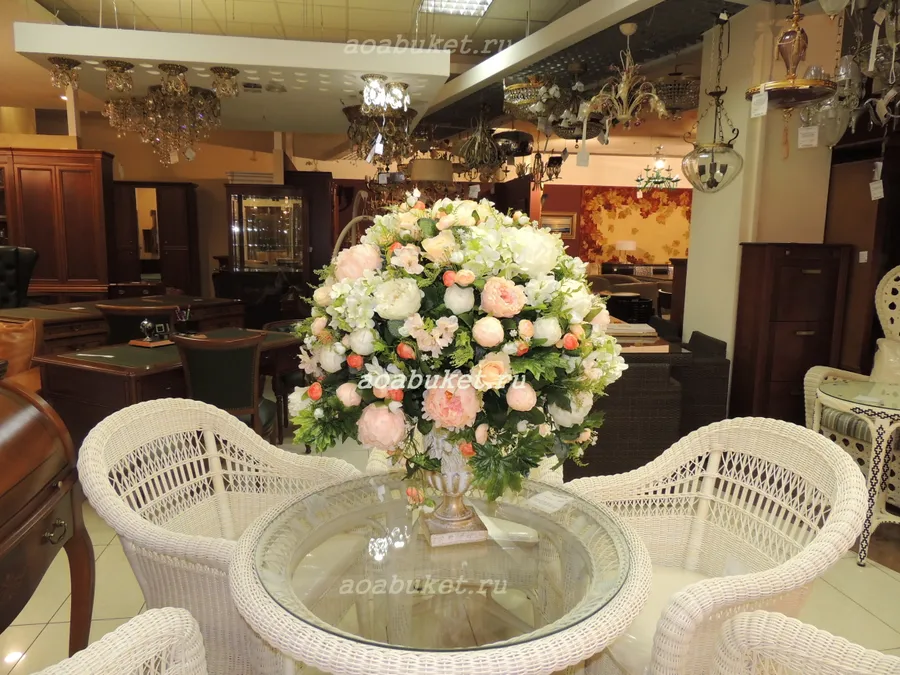 Композиция из искусственных цветов для интерьера из цветов прекрасного качества в классическом стиле на стеклянном столе №36