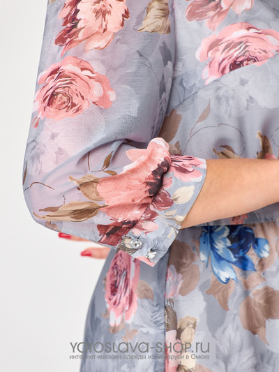 Элегантное шифоновое платье в розовом цвете с цветочным принтом