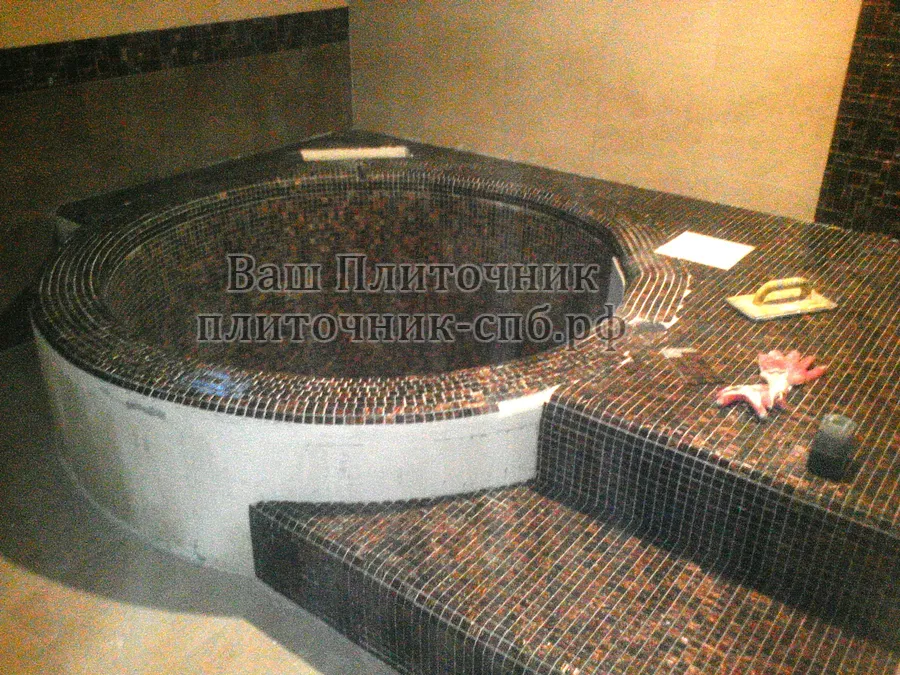 Облицовка купели мозаикой.