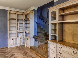 Библиотека угловая открытая с нижними тумбами и лестницей.