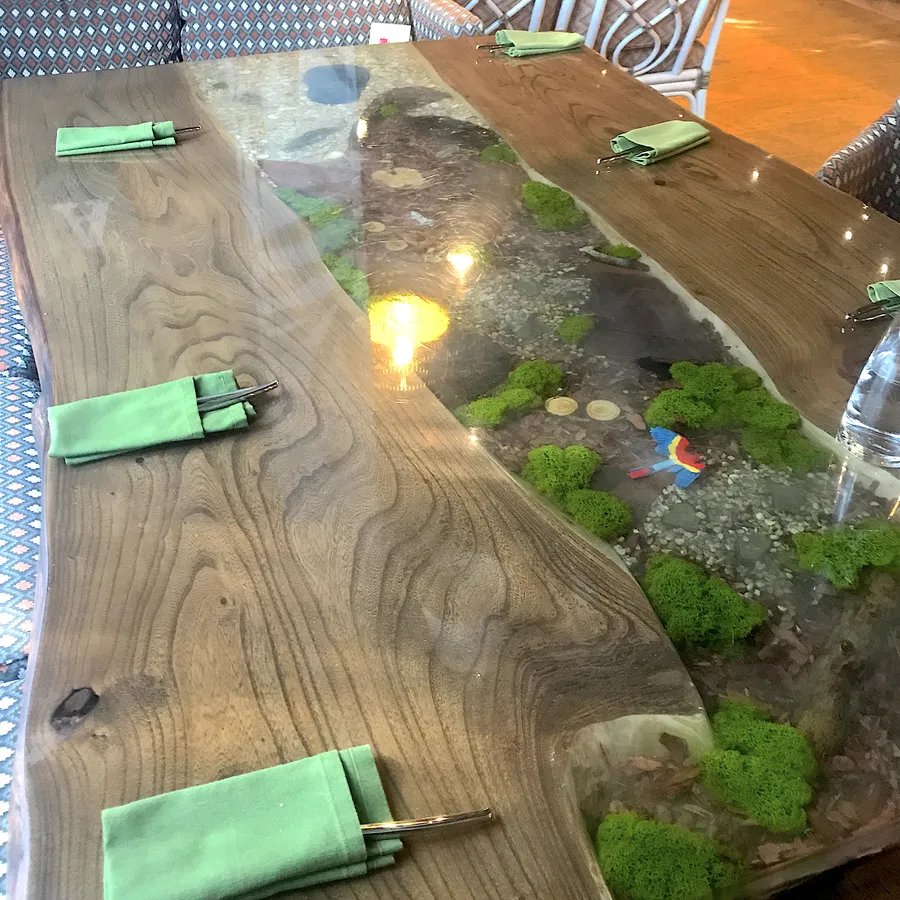 Стол-река банкетный с тематической заливкой "Африка". Работа spilcenter.com для сети семейных кафе "Андерсон", г. Москва