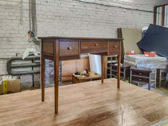 Письменный стол с декором и 3 выдвижными ящиками.