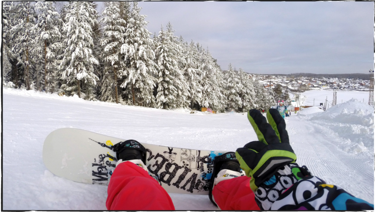 селфи на сноуборде. сноуборд freesport monster. катание с горы на доске. сноуборд ноги горы. девушка на сноуборде.