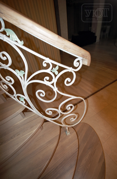 л-24. ограждение - художественная ковка. ступени, поручень - массив дуба