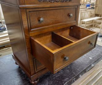 Тумба под раковину с тремя выдвижными ящиками.