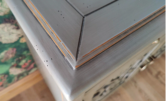 Комод 4х секционный с резными дверками серый.