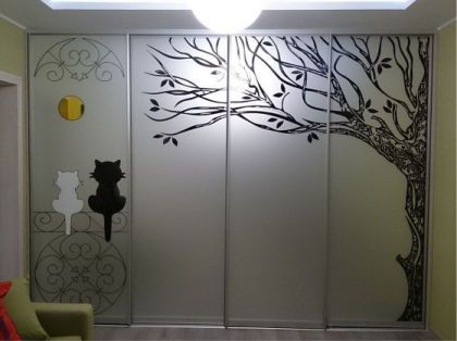 Двери-купе в гардеробную - с рисунком на зеркале 