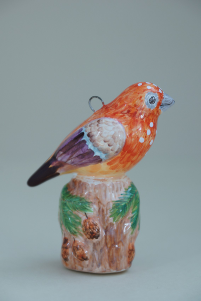 Клёст - птички на дереве