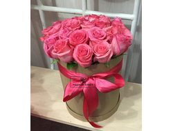 Шляпная коробка из 25 розовых роз №47