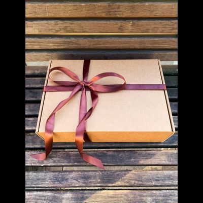 2 штуки - Подарочная коробка с наполнителем КРАФТ и коричневой лентой (32x22x10 см)