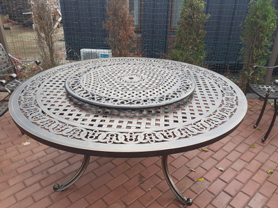 Круглый стол из литого алюминия