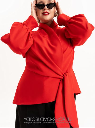 Элегантный женский костюм из красного жакета и черных брюк