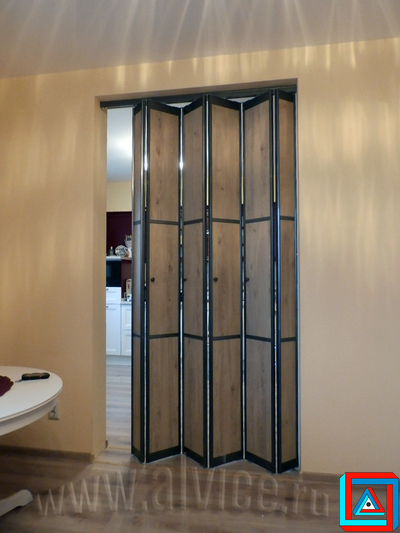 Перегородка-гармошка из 6-ти створок встроенная