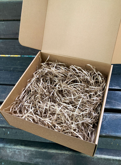 2 штуки - Подарочная коробка квадратная КРАФТ с красной лентой (32х32х12см)