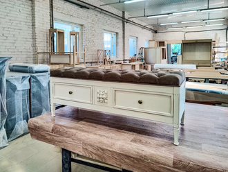 Пуф с двумя ящиками и декором.