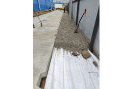 Процесс засыпки щебня