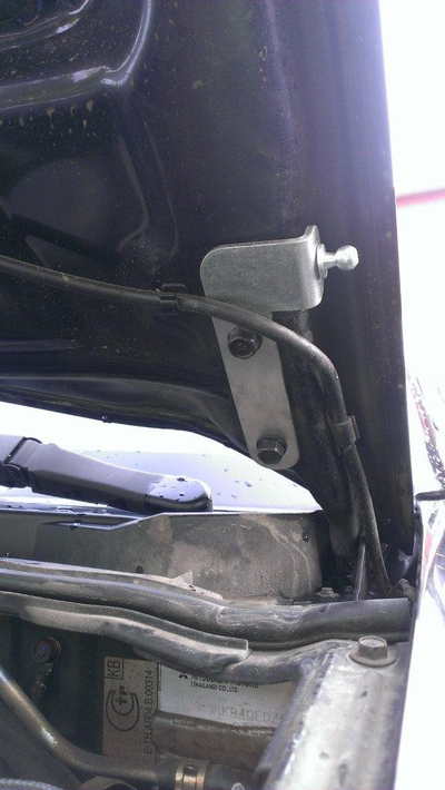 Установочный комплект амортизаторо (упоров) капота для Mitsubishi L200 (IV, 2006-2015 ) / Pajero Sport (II, 2008 г. -)