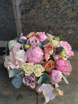 Нежно-розовый букет невесты: гортензия, пионы, розы капучино, кустовые розы, сиреневые розы