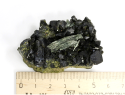 Эпидот, сросток кристаллов, Перу (57*34*25 мм, 73 г) №35867