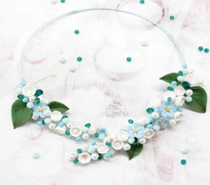 Работа Екатерины Белоножко . Использован молд "Цветы ландыша", "Лист розы"