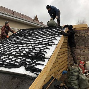 Объемная георешетка на наклонной крыше Для устойчивости грунтового слоя толщиной 150 мм применили объемную георешетку