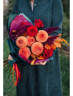 Букет с оранжевыми георгинами