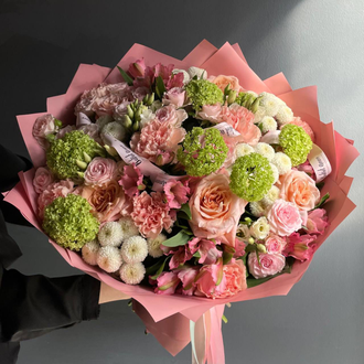 БУКЕТ В НЕЖНОМ СОЧЕТАНИИ ИЗ КУСТОВЫХ И ОДНОГОЛОВЫХ ПИОНОВИДНЫХ РОЗ, ГВОЗДИК, АЛЬСТРОМЕРИИ, ХРИЗАНТЕМЫ, ЭУСТОМЫ И ВИБУРНУМА - (АРТ. С99)
