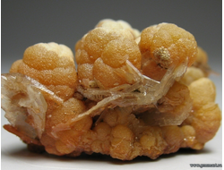 Миметит с кальцитом. Мексика. 25*19*16мм