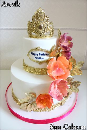 Торт с цветами и короной